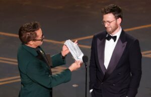 e Chris Evans se reúnem em ‘Vingadores’ no Oscar em homenagem ao 14º aniversário e antes do confronto de ‘Dia do Juízo Final’ e Chris Evans se reúnem em 'Vingadores' no Oscar em homenagem ao 14º aniversário e antes do confronto de 'Dia do Juízo Final'