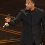 ganha 11 Oscars, empatando o recorde de maior número de vitórias para um único estúdio