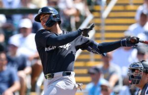 mostra versatilidade defensiva, triplica em impressionante exibição dos Yankees O shortstop do New York Yankees, George Lombard Jr. (96), acerta um single de dois rbi contra o Minnesota Twins.