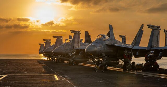 ‘Afundado por um torpedo’: EUA atacam navio de guerra iraniano ‘Afundado por um torpedo’: EUA atacam navio de guerra iraniano pela primeira vez desde a Segunda Guerra Mundial