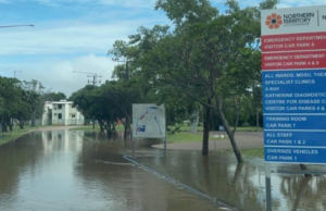 ‘Crocs em todos os lugares’ em meio a enchentes devastadoras no NT Inundações em Katherine postadas pela MP Jo Hersey