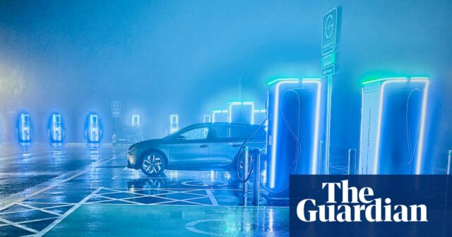 ‘É estúpido’: por que os fabricantes de automóveis ocidentais recuam dos riscos elétricos, condenando-os à irrelevância
