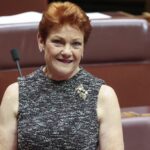 A líder de uma nação, a senadora Pauline Hanson, no Senado, no Parlamento em Canberra, na segunda-feira, 23 de março de 2026. fedpol Foto: Alex Ellinghausen