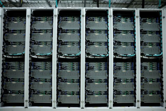 Mahdi Yahya apresentou seu primeiro empreendimento de IA a centenas de investidores.