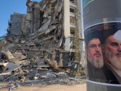 ‘O Irão determinará quando a guerra terminará’: Novos ataques ouvidos em todo o Médio Oriente Retratos do falecido líder do Hezbollah, Sayyed Hassan Nasrallah, e do falecido fundador revolucionário iraniano, Aiatolá Khomeini, são vistos em frente a um prédio destruído que abrigava uma filial da Al-Qard Al-Hassan, uma instituição financeira não bancária dirigida pelo Hezbollah, que foi atingida por um ataque aéreo israelense em Dahiyeh, subúrbios ao sul de Beirute, Líbano, terça-feira, 10 de março de 2026. (AP Photo / Hussein Malla)