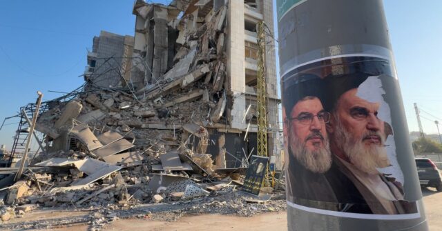 Retratos do falecido líder do Hezbollah, Sayyed Hassan Nasrallah, e do falecido fundador revolucionário iraniano, Aiatolá Khomeini, são vistos em frente a um prédio destruído que abrigava uma filial da Al-Qard Al-Hassan, uma instituição financeira não bancária dirigida pelo Hezbollah, que foi atingida por um ataque aéreo israelense em Dahiyeh, subúrbios ao sul de Beirute, Líbano, terça-feira, 10 de março de 2026. (AP Photo / Hussein Malla)
