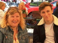 11 tipos de câncer que estão aumentando entre os jovens – os cientistas encontram a primeira pista do motivo pelo qual isso está acontecendo Um jovem dormindo em sua cama, abraçando seu cachorro. O homem veste uma camisa de futebol amarela e está com o braço esquerdo sobre o cachorro. O cachorro tem pelo preto.