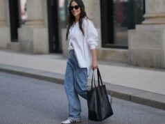 13 Walmart abaixo de US$ 30 descobre que grita ‘New York Cool-Girl’ FRANKFURT AM MAIN, ALEMANHA - 26 DE MARÇO: Julia Kammerer é vista vestindo uma manga longa de algodão listrada horizontal rosa e bordô oversized da H&M; uma camisa de botão listrada azul e branca amarrada na cintura da JJXX; jeans de perna larga azul claro com corte descontraído da JJXX; tênis com cadarço de couro texturizado bordô e amarelo da Adidas; uma grande bolsa hobo de couro tecido cor de vinho da NA-KD; um boné de beisebol rosa claro com texto bordado em vermelho