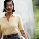 PARIS, FRANÇA - 06 DE MARÇO: Tiffany Hsu usa cabelo preto com corte de cabelo bob, brincos de ouro, uma jaqueta grande de couro marrom, uma blusa de gola alta de malha marrom escuro com lenço longo, shorts justos marrom escuro, uma bolsa de couro preta, meia-calça marrom, sapatos scarpins pontiagudos de couro marrom escuro, fora da Loewe, durante a Paris Fashion Week - Moda Feminina Outono / Inverno 2026/2027, em 06 de março de 2026 em Paris, França (Foto por Edward Berthelot/Getty Images)