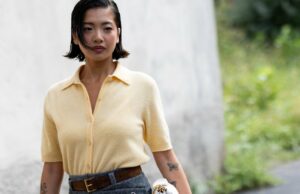 17 Cardigans de primavera da vovó costeira que não parecem ‘vovó’ PARIS, FRANÇA - 06 DE MARÇO: Tiffany Hsu usa cabelo preto com corte de cabelo bob, brincos de ouro, uma jaqueta grande de couro marrom, uma blusa de gola alta de malha marrom escuro com lenço longo, shorts justos marrom escuro, uma bolsa de couro preta, meia-calça marrom, sapatos scarpins pontiagudos de couro marrom escuro, fora da Loewe, durante a Paris Fashion Week - Moda Feminina Outono / Inverno 2026/2027, em 06 de março de 2026 em Paris, França (Foto por Edward Berthelot/Getty Images)
