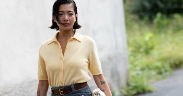 PARIS, FRANÇA - 06 DE MARÇO: Tiffany Hsu usa cabelo preto com corte de cabelo bob, brincos de ouro, uma jaqueta grande de couro marrom, uma blusa de gola alta de malha marrom escuro com lenço longo, shorts justos marrom escuro, uma bolsa de couro preta, meia-calça marrom, sapatos scarpins pontiagudos de couro marrom escuro, fora da Loewe, durante a Paris Fashion Week - Moda Feminina Outono / Inverno 2026/2027, em 06 de março de 2026 em Paris, França (Foto por Edward Berthelot/Getty Images)