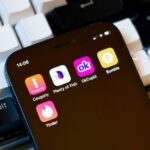 3 milhões de fotos de aplicativos de namoro usadas para treinamento de IA antes da aplicação da privacidade da FTC | OkCupid e outros aplicativos de namoro vistos na tela de um smartphone contra um fundo de teclado mecânico