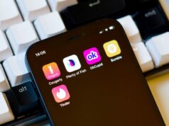 3 milhões de fotos de aplicativos de namoro usadas para treinamento de IA antes da aplicação da privacidade da FTC 3 milhões de fotos de aplicativos de namoro usadas para treinamento de IA antes da aplicação da privacidade da FTC | OkCupid e outros aplicativos de namoro vistos na tela de um smartphone contra um fundo de teclado mecânico