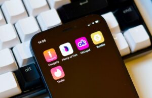 3 milhões de fotos de aplicativos de namoro usadas para treinamento de IA antes da aplicação da privacidade da FTC 3 milhões de fotos de aplicativos de namoro usadas para treinamento de IA antes da aplicação da privacidade da FTC | OkCupid e outros aplicativos de namoro vistos na tela de um smartphone contra um fundo de teclado mecânico