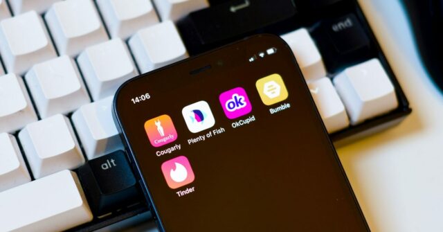 3 milhões de fotos de aplicativos de namoro usadas para treinamento de IA antes da aplicação da privacidade da FTC | OkCupid e outros aplicativos de namoro vistos na tela de um smartphone contra um fundo de teclado mecânico
