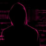 36 milhões de clientes do Xfinity tiveram seus dados expostos – veja como reivindicar seu pagamento | A foto mostra a silhueta de uma pessoa contra telas cheias de dados