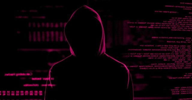 36 milhões de clientes do Xfinity tiveram seus dados expostos – veja como reivindicar seu pagamento | A foto mostra a silhueta de uma pessoa contra telas cheias de dados