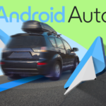 Tela inicial do Android Auto com apps sobrepostos ao fundo com interior de carro desfocado