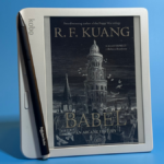 À esquerda, um Kindle Scribe e à direita, um Kobo Libra Color.