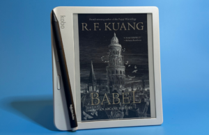 A Amazon bloqueou seu Kindle? Os prós e contras de mudar para os leitores eletrônicos Kobo. À esquerda, um Kindle Scribe e à direita, um Kobo Libra Color.