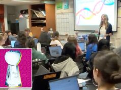 A América distribui prêmio de prestígio a cinco professores – e um deles na Califórnia Erin Andrade, professora de pesquisa forense e biotecnologia, sorrindo com alunos visíveis atrás de uma janela.