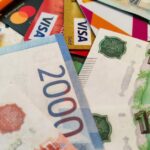 Apple cancela todos os pagamentos na Rússia seguindo ordem do governo | A foto mostra notas russas e cartões de crédito