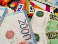 A Apple cancela todos os pagamentos na Rússia seguindo a ordem do governo Apple cancela todos os pagamentos na Rússia seguindo ordem do governo | A foto mostra notas russas e cartões de crédito