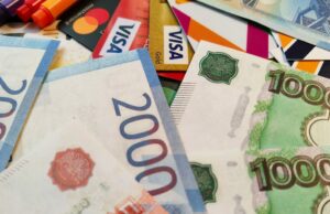 A Apple cancela todos os pagamentos na Rússia seguindo a ordem do governo Apple cancela todos os pagamentos na Rússia seguindo ordem do governo | A foto mostra notas russas e cartões de crédito