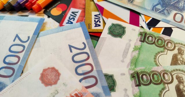 Apple cancela todos os pagamentos na Rússia seguindo ordem do governo | A foto mostra notas russas e cartões de crédito