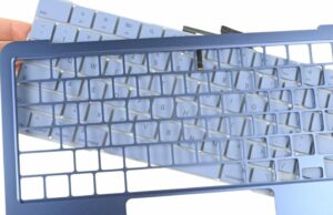 A Apple obtém a última classificação em reparabilidade de iPhones e MacBooks – com uma exceção Apple obtém classificação inferior em reparabilidade de iPhones e MacBooks | Teclado MacBok Neo desmontado mostrado