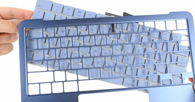 Apple obtém classificação inferior em reparabilidade de iPhones e MacBooks | Teclado MacBok Neo desmontado mostrado