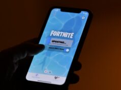 A Apple perde a tentativa de pausar as alterações nas taxas da App Store enquanto o caso segue para a Suprema Corte Fortnite Epic Games loading on phone