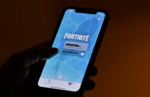 A Apple perde a tentativa de pausar as alterações nas taxas da App Store enquanto o caso segue para a Suprema Corte Fortnite Epic Games loading on phone