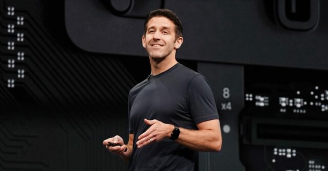 A Apple tem rumores de que mais de 10 novos produtos serão lançados primeiro, com John Ternus como CEO
