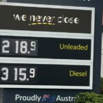 O primeiro-ministro Anthony Albanese e o primeiro-ministro de Cingapura, Lawrence Wong, durante uma coletiva de imprensa conjunta em Istana Villa, em Cingapura, em 10 de abril de 2026. fedpol Foto: Dominic Lorrimer