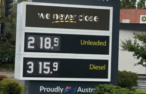 A Austrália fechou um acordo de combustível com Cingapura. Mas por que os preços ainda estão altos? O primeiro-ministro Anthony Albanese e o primeiro-ministro de Cingapura, Lawrence Wong, durante uma coletiva de imprensa conjunta em Istana Villa, em Cingapura, em 10 de abril de 2026. fedpol Foto: Dominic Lorrimer