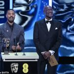 As estrelas dos Sinners, Michael B. Jordan e Delroy Lindo, estavam apresentando o primeiro prêmio da noite no Royal Festive Hall de Londres no domingo, quando a explosão ocorreu