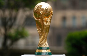 A Copa do Mundo está chegando. As cidades e estados estão preparados? O presidente da FIFA, Gianni Infantino, à direita, entrega ao presidente Donald Trump o Prêmio FIFA da Paz durante o sorteio da Copa do Mundo de futebol de 2026 no Kennedy Center em Washington, sexta-feira, 5 de dezembro de 2025. (AP Photo/Chris Carlson)