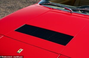 A Ferrari do nosso vizinho nos mantém acordados à noite – o que podemos fazer? Vendo vermelho: um leitor do This is Money está farto do barulho que vem do carro do vizinho