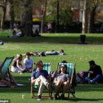Quarta-feira foi o dia mais quente registrado na primeira quinzena de abril desde 1946, disse o Met Office. Na foto: Pessoas sentadas em St James Park, Londres