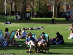 A Grã-Bretanha aproveita o dia mais quente do ano: os amantes do sol lotaram parques e praias enquanto o mercúrio atingia 26,5°C, tornando-o um dos dias de abril mais quentes já registrados Quarta-feira foi o dia mais quente registrado na primeira quinzena de abril desde 1946, disse o Met Office. Na foto: Pessoas sentadas em St James Park, Londres