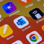 Ilustração de uma caixa de correio com o logotipo do Gmail recebendo um envelope azul, cercado por ícones de e-mail flutuantes e brilhos Gemini.-1