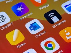 A Microsoft concluiu o Outlook Lite no Android Ilustração de uma caixa de correio com o logotipo do Gmail recebendo um envelope azul, cercado por ícones de e-mail flutuantes e brilhos Gemini.-1