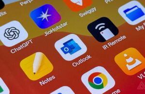 A Microsoft concluiu o Outlook Lite no Android Ilustração de uma caixa de correio com o logotipo do Gmail recebendo um envelope azul, cercado por ícones de e-mail flutuantes e brilhos Gemini.-1