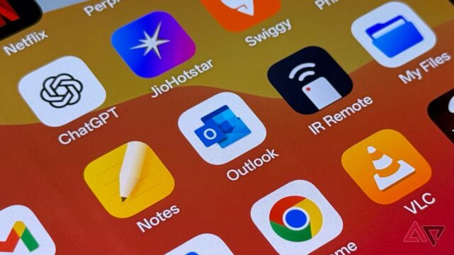 Ilustração de uma caixa de correio com o logotipo do Gmail recebendo um envelope azul, cercado por ícones de e-mail flutuantes e brilhos Gemini.-1