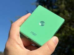 A Motorola acaba de anunciar novos Razrs, mas este é o que eu compraria agora Motorola Razr 2025 cercado por contas verdes à luz do sol