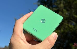 A Motorola acaba de anunciar novos Razrs, mas este é o que eu compraria agora Motorola Razr 2025 cercado por contas verdes à luz do sol