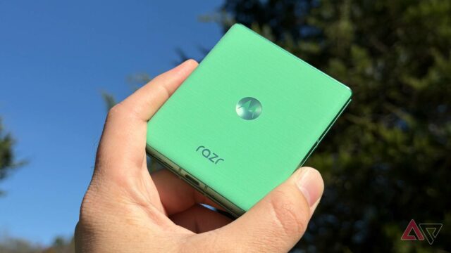 Motorola Razr 2025 cercado por contas verdes à luz do sol