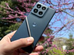A Motorola está fazendo o que a Samsung não faz e está começando a dar frutos Dois telefones Motorola Razr ao lado de um Samsung Galaxy Z Flip sujo, cercado por coroas douradas flutuantes em um fundo azul claro.