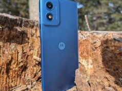 A Motorola pode estar aumentando os preços, mas este telefone ainda custa US$ 110 moto g play, vistas frontal e traseira